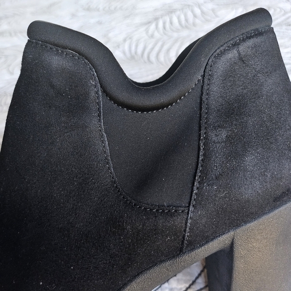 EUC Clarks Artisan Adya Bella Suede Black Slip-on Ankle Bootie Heels Black 10 - Picture 4 of 13